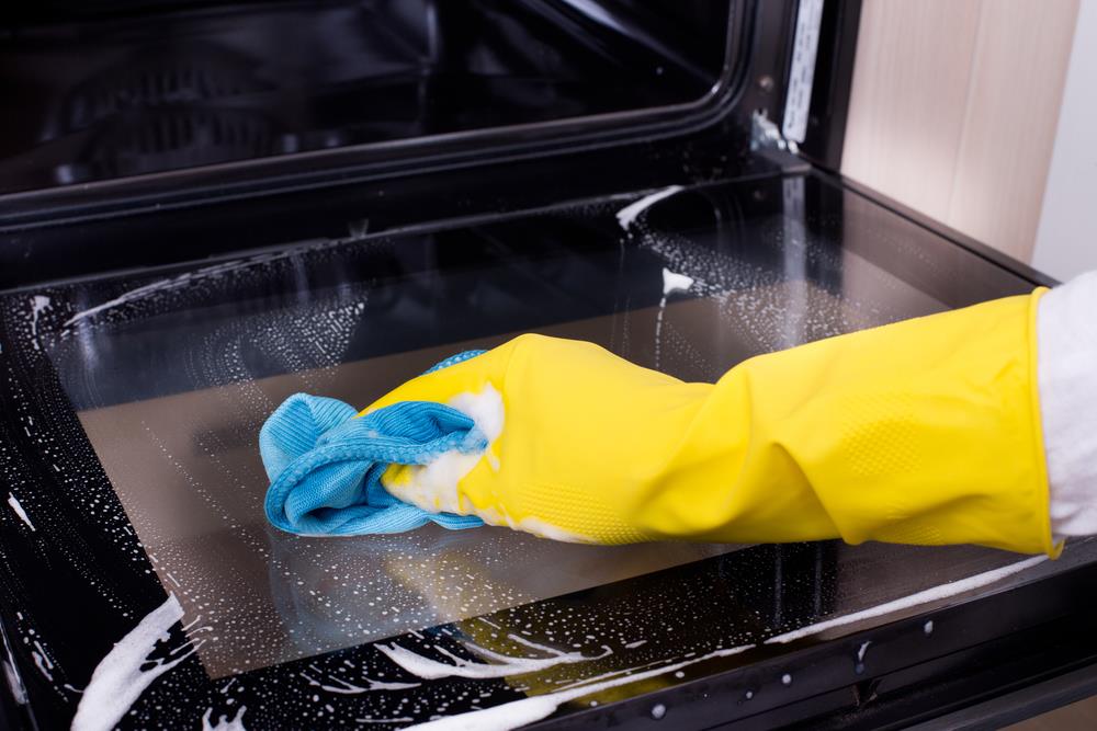 Cleaning dirty oven in Scoulton