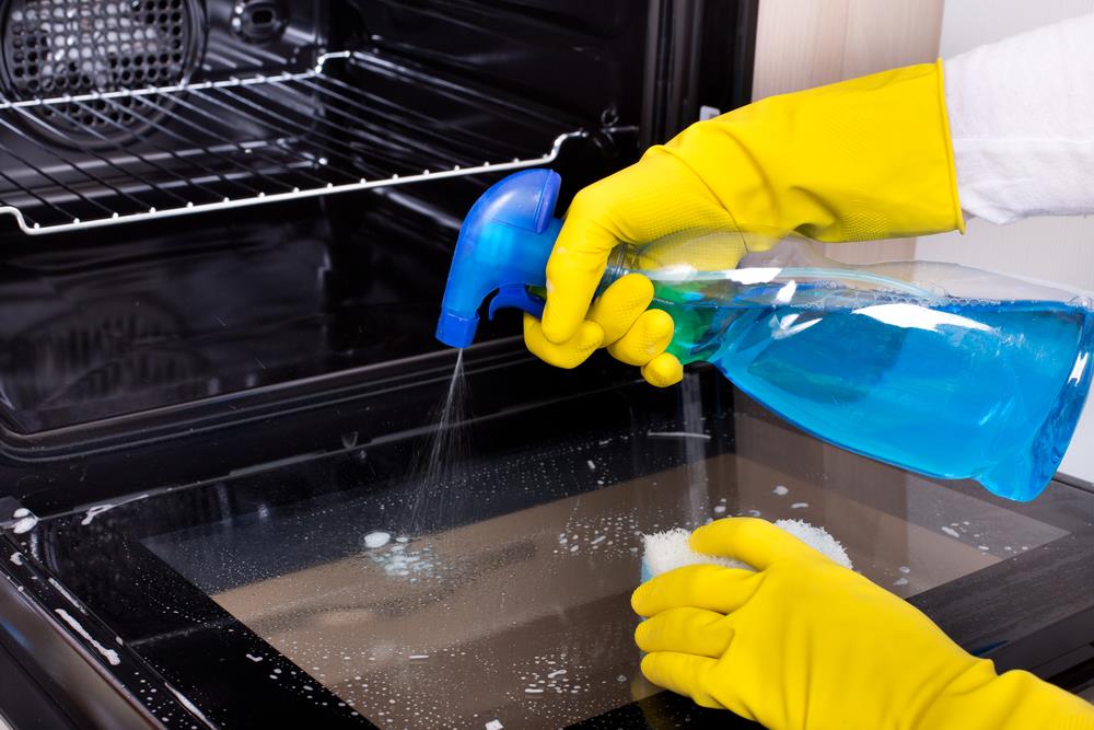 Cleaning dirty oven in Scarning