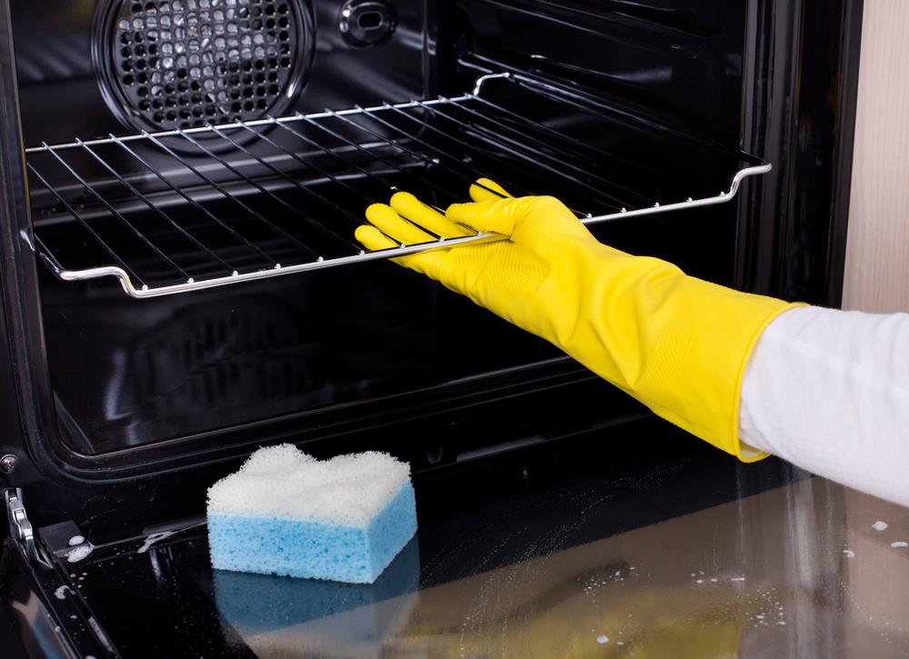 Cleaning dirty oven in Scole